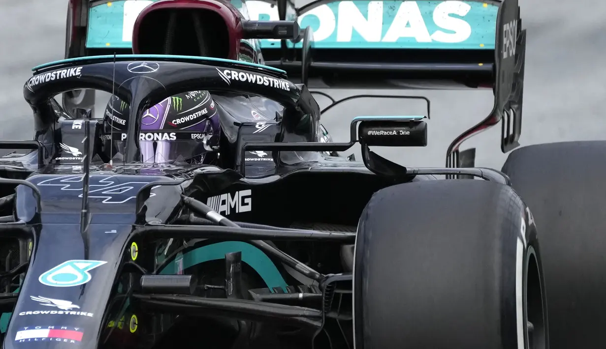 Rival Verstappen di klasemen, Lewis Hamilton berhasil merebut posisi kedua ketika balapan memasuki lap ke-22, setelah Lando Norris diganjar pinalti lima detik. Namun ia harus kembali turun posisi ketika mobil yang dikendarainya mengalami masalah pada lap ke-50. (Foto: AP/Darko Bandic)