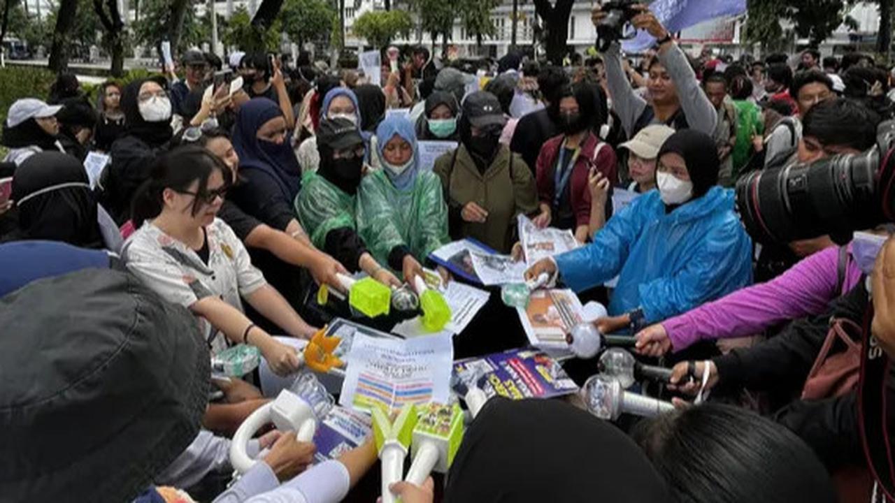 6 Potret K-Popers Indonesia Ikut Demo Tolak Kenaikan PPN 12 Persen, Semua Fandom Bersatu Kompak Bawa Lightstick