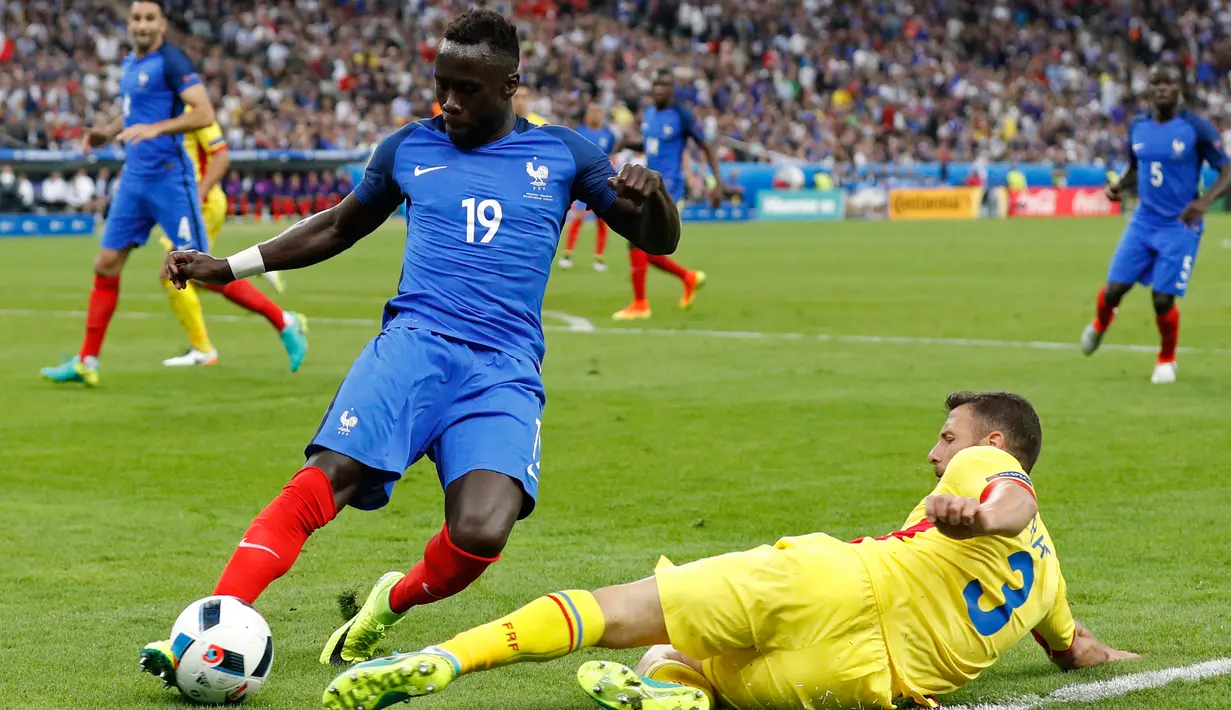 Bek Prancis, Bacary Sagna berusaha melewati bek Rumania, Razvan Rat pada pertandingan Grup A Piala Eropa 2016 di Stade de France, Saint-Denis, Paris, (10/6). Prancis menang atas Rumania dengan skor 2-1. (REUTERS / Darren Staples)