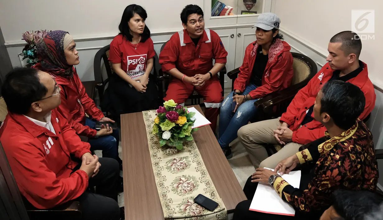 Caleg Partai Solidaritas Indonesia (PSI) mendatangi gedung DPR RI di Senayan, Jakarta, Jumat (7/12). Mengenakan seragam ala cleaning service, mereka membawa surat permohonan permintaan sejumlah data kinerja anggota DPR. (Liputan6.com/Johan Tallo)