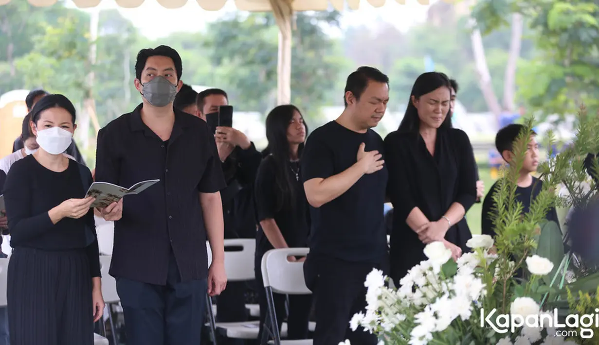 Kemudian dilanjutkan dengan nyanyian pujian dan pendeta menyampaikan khotbah. Pendeta tersebut juga menguatkan keluarga Edric Tjandra. 
 [KapanLagi.com/Budy Santoso]