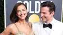 Model Rusia, Irina Shayk dan aktor Bradley Cooper tersenyum di karpet merah Golden Globe Awards ke-76 di Beverly Hills, California (6/1). (Jon Kopaloff/Getty Images/AFP)