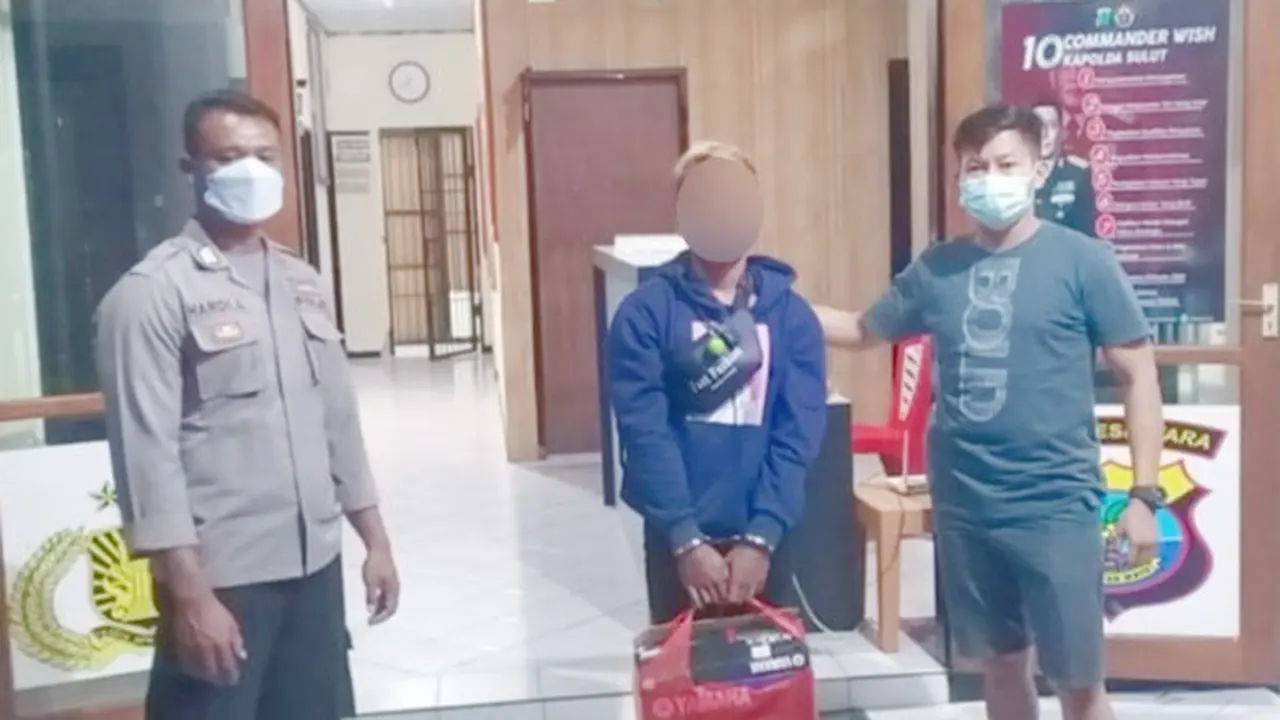 Pelaku bersama barang bukti saat diamankan oleh aparat Polsek Melonguane, Kepulauan Talaud.