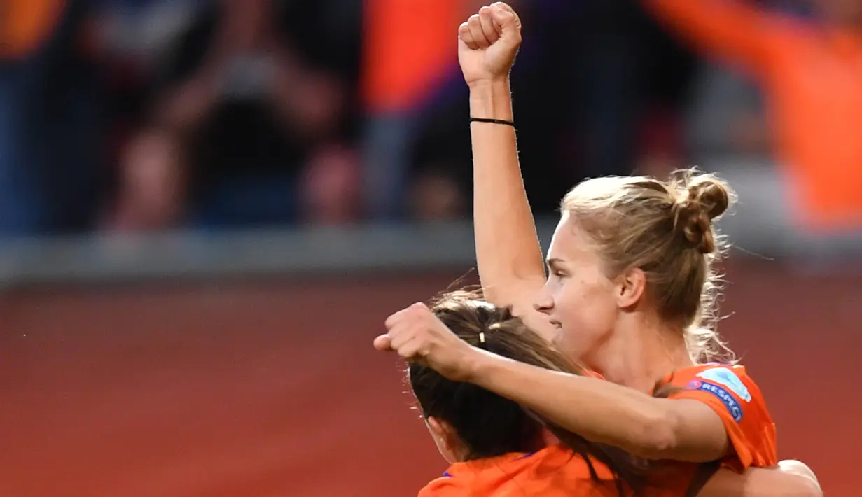 Striker Belanda, Vivianne Miedema (kanan) melakukan selebrasi bersama Danielle van de Donk usai mencetak gol ke gawang Inggris saat pertandingan semifinal UEFA Women’s Euro 2017di Stadion FC Twente, di Enschede (3/8). (AFP Photo/Daniel Mihailescu)