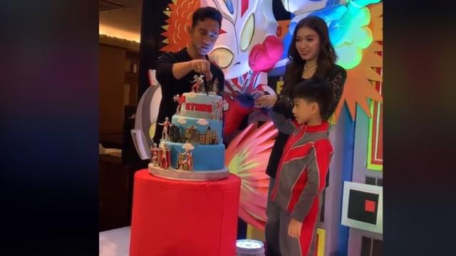 Rayakan Ulang Tahun Jan Ethes Bertema Ultraman, Sepatu Gibran Rakabuming Bikin Salah Fokus.