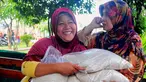 Kegembiraan terpancar usai mendapat beras saat operasi pasar beras oleh BULOG di Lenteng Agung, Jakarta, Senin (2/3/2015). Operasi ini digelar sebagai upaya menurunkan harga beras yang terus naik.(Liputan6.com/Yoppy Renato)