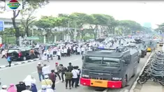 Meski Sukmawati sudah meminta maaf, namun ribuan umat Islam, pada Jumat siang 6 April 2018, menggelar aksi demo di depan kantor Bareskrim Mabes Polri.