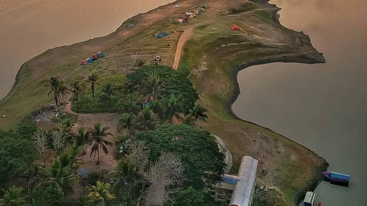 Pemandangan  Waduk Sermo dari atas saat sore hari. (dok. Instagram @dhian_hardjodisastro/https://www.instagram.com/p/B5KkPZ8B-zd//Adhita Diansyavira)
