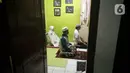 Warga melaksanakan salat Tarawih berjemaah di rumah di kawasan Tangerang, Rabu (29/4/2020). Kementerian Agama sebelumnya telah mengeluarkan surat edaran Nomor 6 Tahun 2020 yang meminta umat muslim untuk salat Tarawih bersama keluarga inti di rumah selama bulan Ramadan. (Liputan6.com/Angga Yuniar)