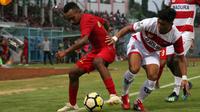 Duel Madura United vs Timnas Indonesia U-22 di Stadion Gelora Bangkalan, Bangkalan, Selasa (12/2/2019). (Bola.com/Aditya Wany)