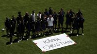 Tim Swedia berpose di sebelah tanda bertuliskan "Get Well Christian" untuk gelandang Denmark Christian Eriksen selama sesi latihan di stadion La Cartuja di Seville, Spanyol, Minggu (13/6/2021). Swedia akan bertanding melawan Spanyol pada Grup E Euro 2020. (Julio Munoz/Pool via AP)
