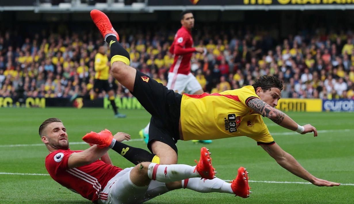 Pemain Watford, Daryl Janmaat, dilanggar pemain Manchester United, Luke Shaw, dalam laga Premier League di Stadion Vicarage Road, Minggu (18/9/2016). (Reuters/Eddie Keogh)