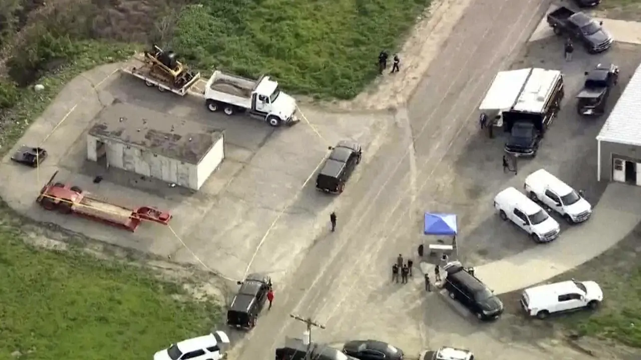 Sebuah ledakan selama latihan di dalam ruangan pada hari Rabu 13 Maret 2024 menyebabkan 16 anggota tim SWAT Departemen Sheriff Orange County California Selatan dilarikan ke rumah sakit.(KTLA Via AP)