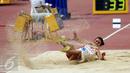 Atlet putri Indonesia, Maria Londa saat mendarat usai melakukan lompatan di nomor lompat jangkit di National Stadium, Singapura, Kamis (11/6/2015). Maria mencatat lompatan sejauh 13,75 meter dan berhasil meraih emas. (Liputan6.com/Helmi Fithriansyah)