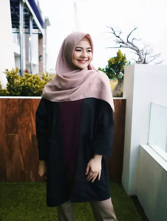 Gaya hijab pemeran ibu di film A Man Called Ahok ini membuat dirinya tak terlihat awet muda, siapa sangka ia sudah memiliki satu anak. Manis banget penampilan Eriska saat mengenakan hijab berwarna nude.(Liputan6.com/IG/@eriskarein)