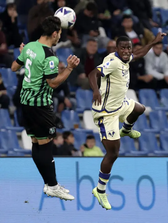 Penyerang Hellas Verona Yayah Kallon berebut bola dengan bek Sassuolo Kaan Ayhan pada pekan ke-11 Liga Italia  di MAPEI Stadium - Città del Tricolore, Selasa (25/10/2022). Pertarungan pada babak pertama yang seri akhirnya berakhir dengan kemenangan Sassuolo dengan score akhir 2-1. (Michele Nucci/LaPresse via AP)