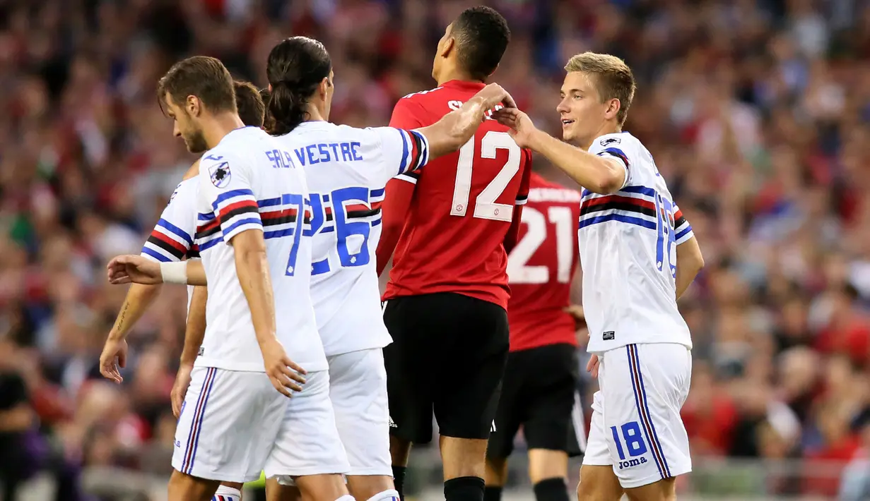 Gelandang Sampdoria, Dennis Praet (kanan) melakukan selebrasi bersama rekannya usai mencetak gol ke gawang Manchester United pada pertandingan pra musim di stadion Aviva di Dublin (2/8). MU menang atas Sampdoria dengan skor 2-1. (AFP Photo/Paul Imith)