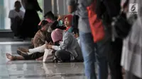 Penumpang menunggu kembali beroperasinya KRL Commuter Line di Stasiun Klender, Jakarta, Minggu (4/8/2019). Listrik padam yang melanda Jakarta dan  sekitarnya mengakibatkan penumpang KRL Commuter Line telantar lantaran kereta berhenti beroperasi. (merdeka.com/Iqbal Nugroho)