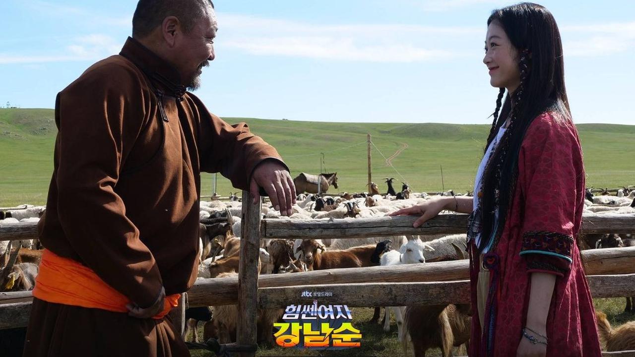 3. Ngangon Kambing<br>Selain di layar, Lee Yoo Mi juga terlihat ingin mengakrabkan diri dengan kambing dan biri-biri yang tampil dalam drakornya