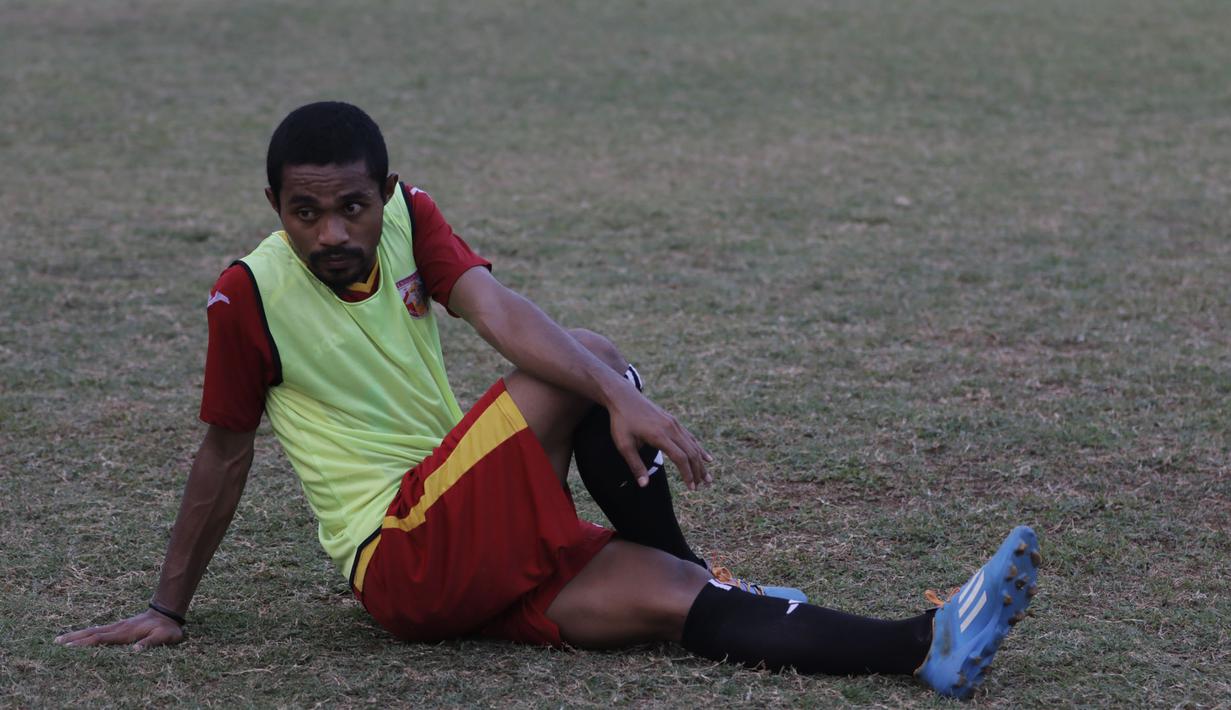 Bek sayap Mitra Kukar, Abdul Gamal melakukan pendinginan usai latihan jelang pertandingan Piala Presiden melawan Arema Cronus di Lapangan Bea Cukai, Jakarta, Senin (12/10/2015). (Bola.com/Vitalis Yogi Trisna)