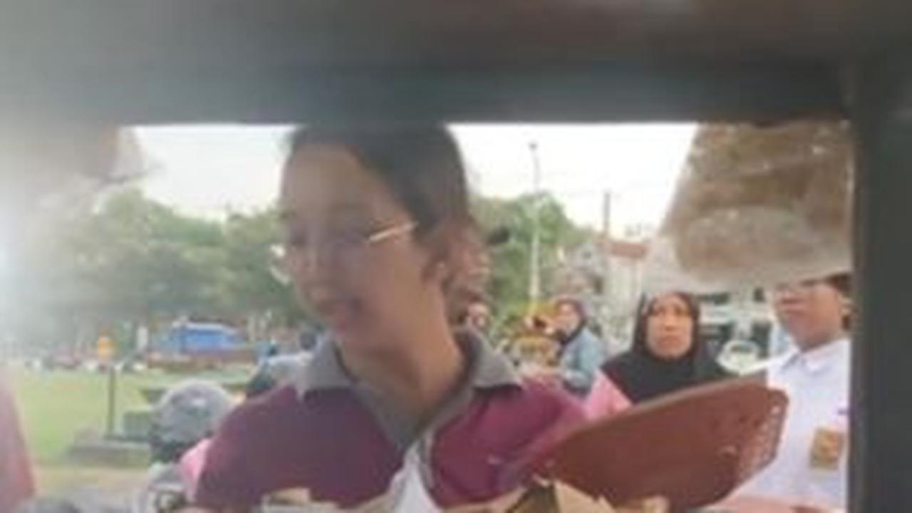 VIDEO: Putri Sultan Ini Joget-Joget Kegirangan Bisa Jajan Pinggir Jalan