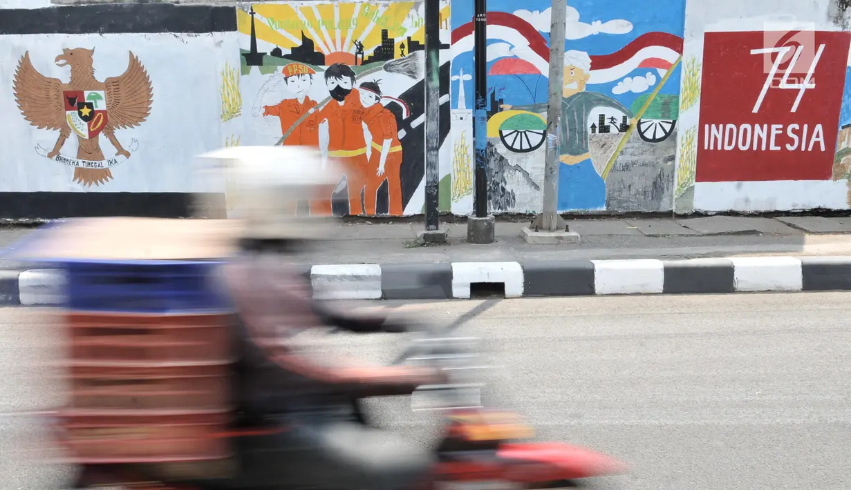 Pengendara melintas di depan mural bertema Kemerdekaan Indonesia yang dibuat PPSU Kelurahan Pondok Bambu di Jalan Kolonel Sugiono, Jakarta, Selasa (13/8/2019). Mural dalam rangka menyambut Hari Kemerdekaan pada 17 Agustus itu sekaligus mempercantik jalanan Ibu Kota. (merdeka.com/Iqbal S Nugroho)