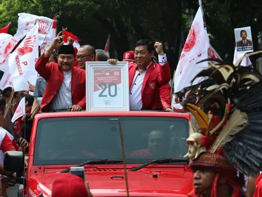 Ketua Umum PKPI AM Hendropriyono mengarak nomor urutnya dengan menggunakan mobil Jeep Rubicon seusai meninggalkan kantor KPU, Jakarta, Jumat (13/4). KPU resmi menetapkan PKPI sebagai peserta pemilu 2019 dengan nomor utut 20. (Liputan6.com/Angga Yuniar)