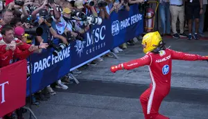Pembalap Ferrari asal Inggris, Lewis Hamilton, merayakan kemenangannya bersama tim setelah memenangkan Grand Prix Formula Satu Catalonia di Sirkuit de Catalunya di Montmelo, pinggiran Barcelona, ​​pada 14 Juni 2026. (Manaure QUINTERO / AFP)