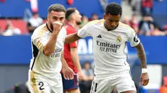 Pemain belakang Real Madrid, Dani Carvajal (kiri) bersama Rodrygo merayakan gol saat pertandingan sepak bola Liga Spanyol melawan CA Osasuna di Stadion El Sadar, Pamplona, 16 Maret 2024. (Ander Gillenea/AFP)