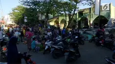 Pasca gempa yang mengguncang Lombok, warga mulai kembali beraktivitas. Pasar sementara pun dibuka untuk melayani kebutuhan warga.