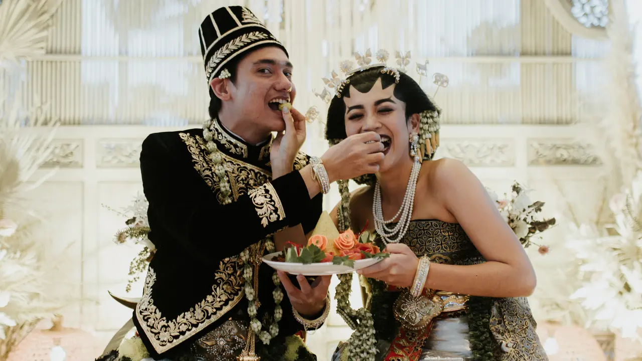 Pernikahan Adipati Dolken dan Canti Tachril