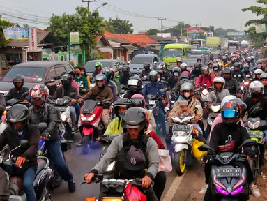 Ribuan kendara terjebak kacetan di Simpang Jomin, Jawa Barat, Rabu (19/4/2023). (Liputan6.com/Angga Yuniar)