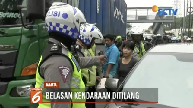 Razia pajak kendaraan bermotor ini digelar petugas Satwilantas dan Samsat di Jalan Daan Mogot, Jakarta Barat.