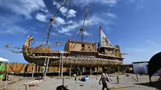 Perahu Viracocha III dipamerkan kepada publik di Pantai Chinchorro di kota Arica, Chili (5/2). Perahu ini terbuat dari rumput totora atau sejenis alang-alang. (AFP Photo/Ignacio Munoz)