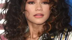 Aktris Zendaya turut memeriahkan perhelatan Teen Choice Awards 2017 di Los Angeles, California, Minggu (13/8). Rambut ikal wanita 20 tahun itu dibiarkan tergerai bebas sehingga semakin mempertegas kecantikan naturalnya. (Jordan Strauss/Invision/AP)