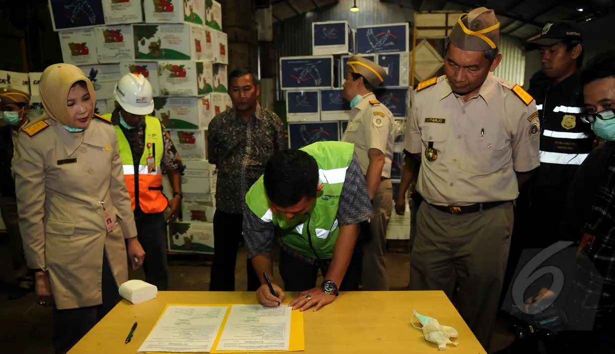 Kepala Badan Karantina Kementerian Pertanian, Banun Harpini (kiri) menyaksikan penandatanganan berita acara pemusnahan apel tidak layak dan tidak aman makan di Karawang, Jawa Barat, Jumat (6/3/2015). (Liputan6.com/Helmi Fithriansyah)