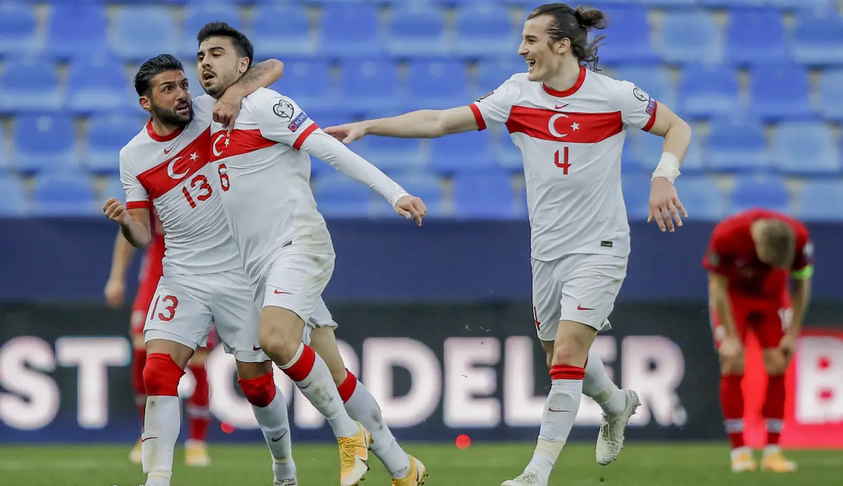 Penyerang Turki, Ozan Tufan (kedua kiri) berselebrasi usai mencetak gol ke gawang Norwegia pada lanjutan Kualifikasi Piala Dunia 2022 zona Eropa Grup G di stadion La Rosaleda, Spanyol, Minggu (28/3/2021). Ozan Tufan mencetak dua gol dan mengantar Turki menang 3-0. (AP Photo/Fermin Rodriguez)