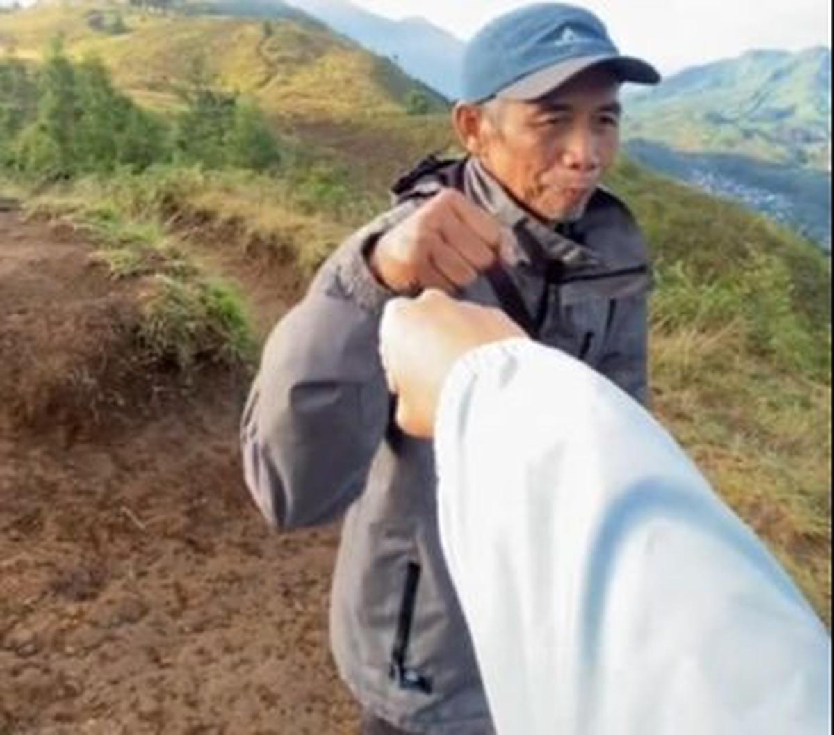 "Umurnya 65 tahun, rela ujan-ujanan ke basecamp, ikut tidur di bc (basecamp), mijitin pas lagi muntah, mau belajar foto dan videoin aku, nemenin sampe puncak, nungguin aku foto-foto," beber Maira.