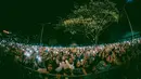 Ribuan flashlight penonton mewarnai aksi panggung kekasih Mahalini Raharja ini, hingga menyebutkan dirinya lagi LDR dengan sang kekasih. (Instagram/rizkyfbian)