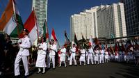 Arak-arakan bendera peserta Sidang Umum Interpol dari Monas ke Bundaran HI (Liputan6.com/ Johan Tallo)