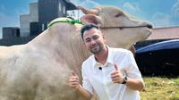 Sejumlah artis rayakan Idul Adha dengan hewan kurban. Dewi Perssik tak hanya berkurban tapi ikut motong daging. Raffi Ahmad berbagi dengan Sonny Septian. (Foto: Dok. Instagram @raffinagita1717)