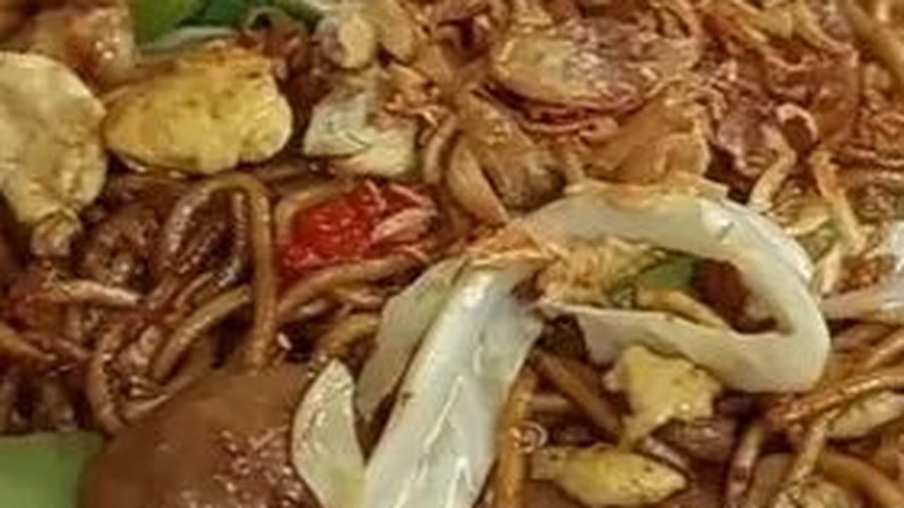 1. Mie Goreng Tek-Tek ala Chef Devina Hermawan