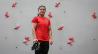 Atlet panjat tebing Indonesia, Desak Made Rita Kusuma Dewi berpose di depan fotografer saat pelatihan nasional (Pelatnas) panjat tebing untuk Olimpiade 2024 di area parkir Hotel Santika Premiere Kota Harapan Indah, Kota Bekasi, Selasa (05/03/2024). (Bola.com/Bagaskara Lazuardi)