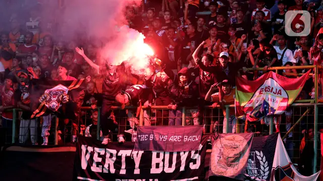 Suporter Sepak Bola Kembali Penuhi Stadion