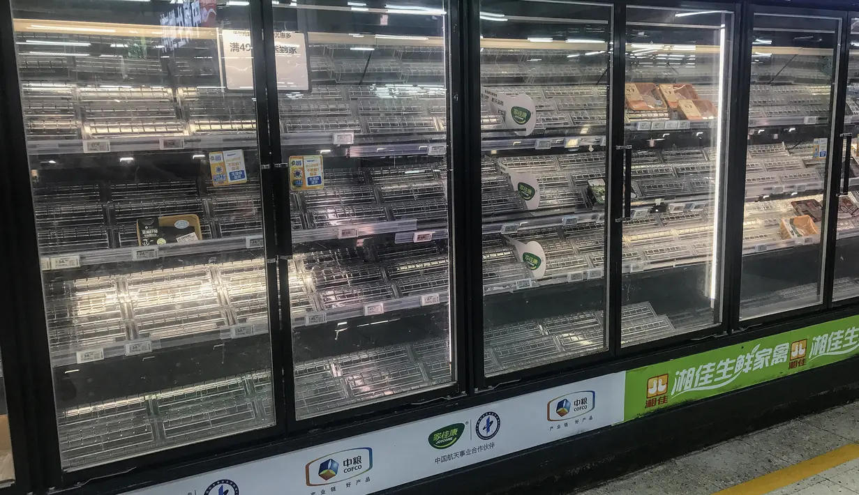 Rak-rak kosong ketika orang-orang membeli barang di supermarket di Wuhan, provinsi Hubei pada 2 Agustus 2021. Pihak berwenang di Wuhan akan melakukan tes COVID-19 terhadap seluruh penduduk, setelah kota di China Tengah ini melaporkan infeksi lokal pertamanya dalam lebih dari setahun. (STR / AFP)