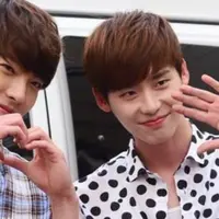 Kim Woo Bin didiagnosa terkena kanker. Namun ternyata ia sempat terlihat di ruang publik bersama dengan Lee Jong Suk. (HelloKpop)