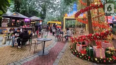 Pengunjung menikmati makanan dan minuman ringan di  area outdoor Coffee Walk Lippo Mall Puri, Jakarta, Minggu (5/12/2021). Menjelang perayaan Natal 2021 area outdoor yang dikemas dengan bangunan ala New York dan pohon natal mengusung konsep New York Christmas. (Liputan6.com/Fery Pradolo)