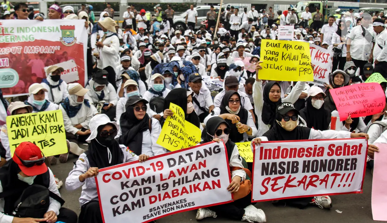 Massa dari tenaga honorer berbagai instansi dan daerah menggelar aksi unjuk rasa di depan gedung DPR RI, Jakarta, Senin (7/8/2023). (Liputan6.com/Johan Tallo)
