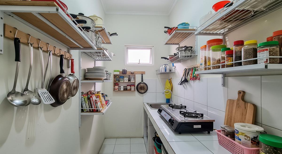 Cara Menata Dapur Belakang Rumah Sempit agar Tidak Becek Saat Hujan Deras dengan Gunakan Rak Agar Barang Tak Menyentuh Air