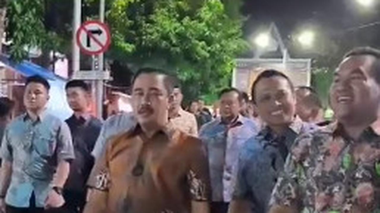 Jajaran Jenderal Bintang Tiga & Dua Polisi Kuliner Malam, Lahap Makan Pecel Pakai Tangan